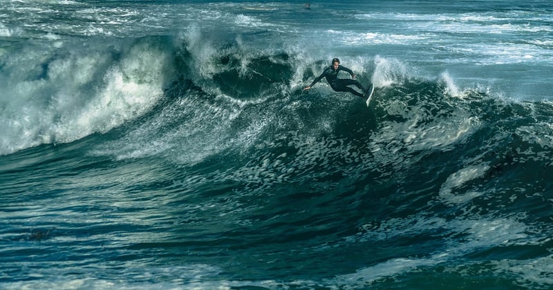 Surfer Frisur: Lässige Beach-Waves für jeden Haartyp